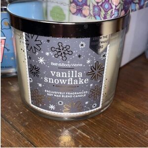 Bath & Body Works Vanilla Snowflake Candle
